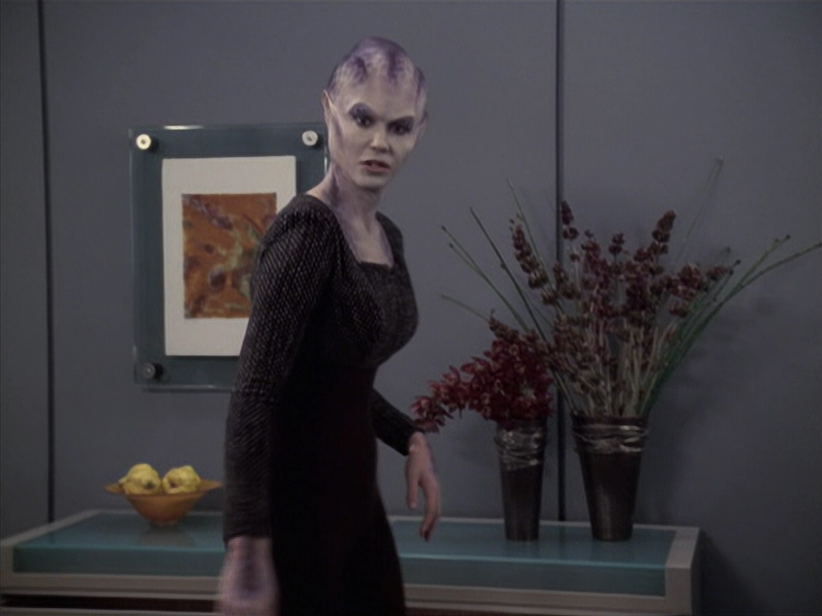 extant_StarTrek_VOY_6x18-AshesToAshes_01248.jpg