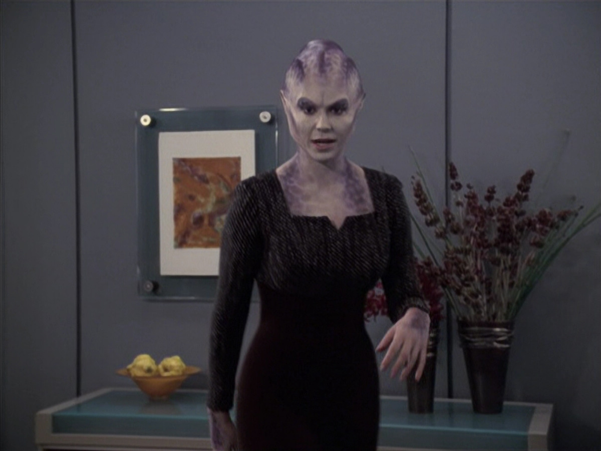 extant_StarTrek_VOY_6x18-AshesToAshes_01249.jpg