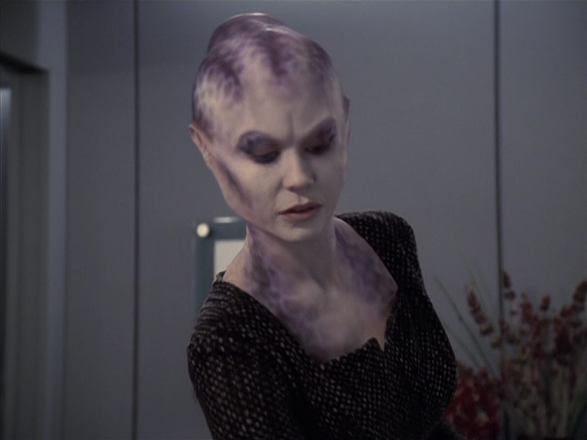 extant_StarTrek_VOY_6x18-AshesToAshes_01253.jpg