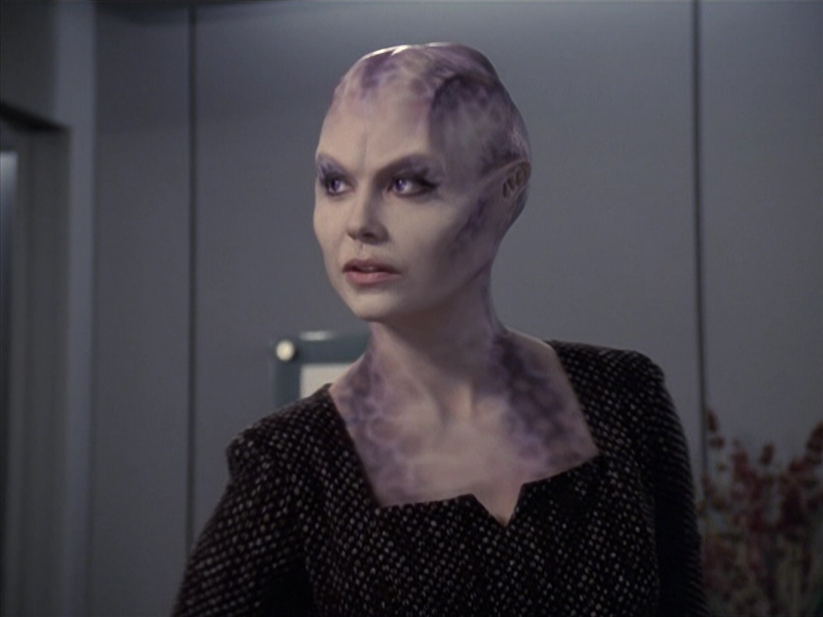 extant_StarTrek_VOY_6x18-AshesToAshes_01254.jpg