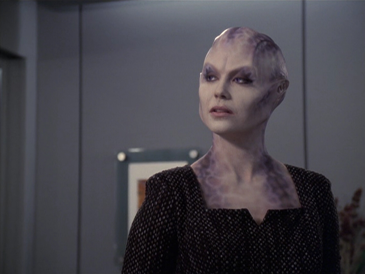 extant_StarTrek_VOY_6x18-AshesToAshes_01256.jpg