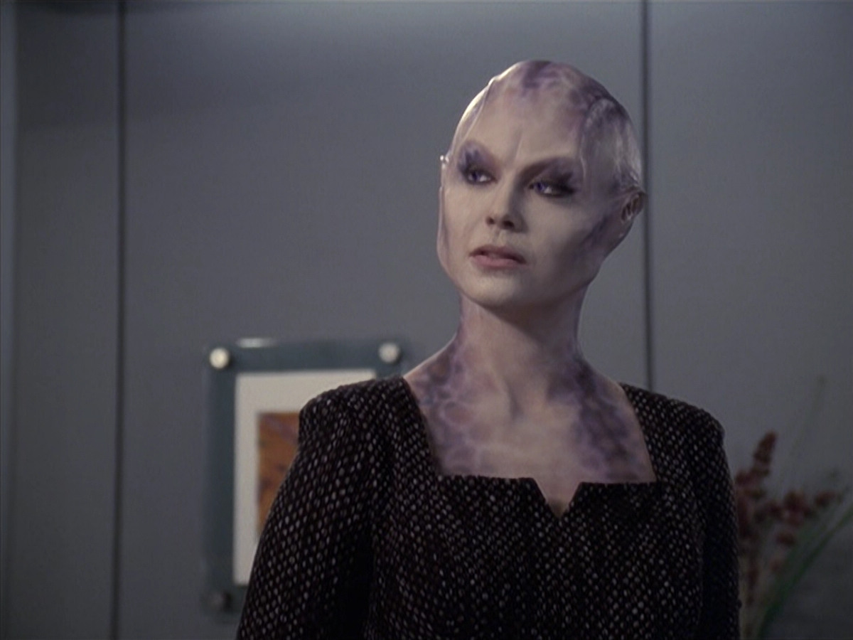 extant_StarTrek_VOY_6x18-AshesToAshes_01263.jpg