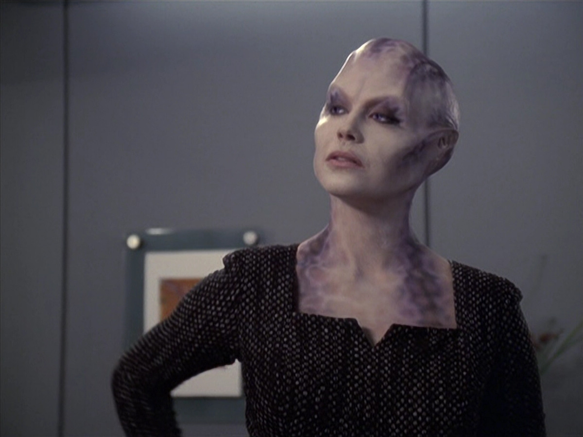extant_StarTrek_VOY_6x18-AshesToAshes_01264.jpg