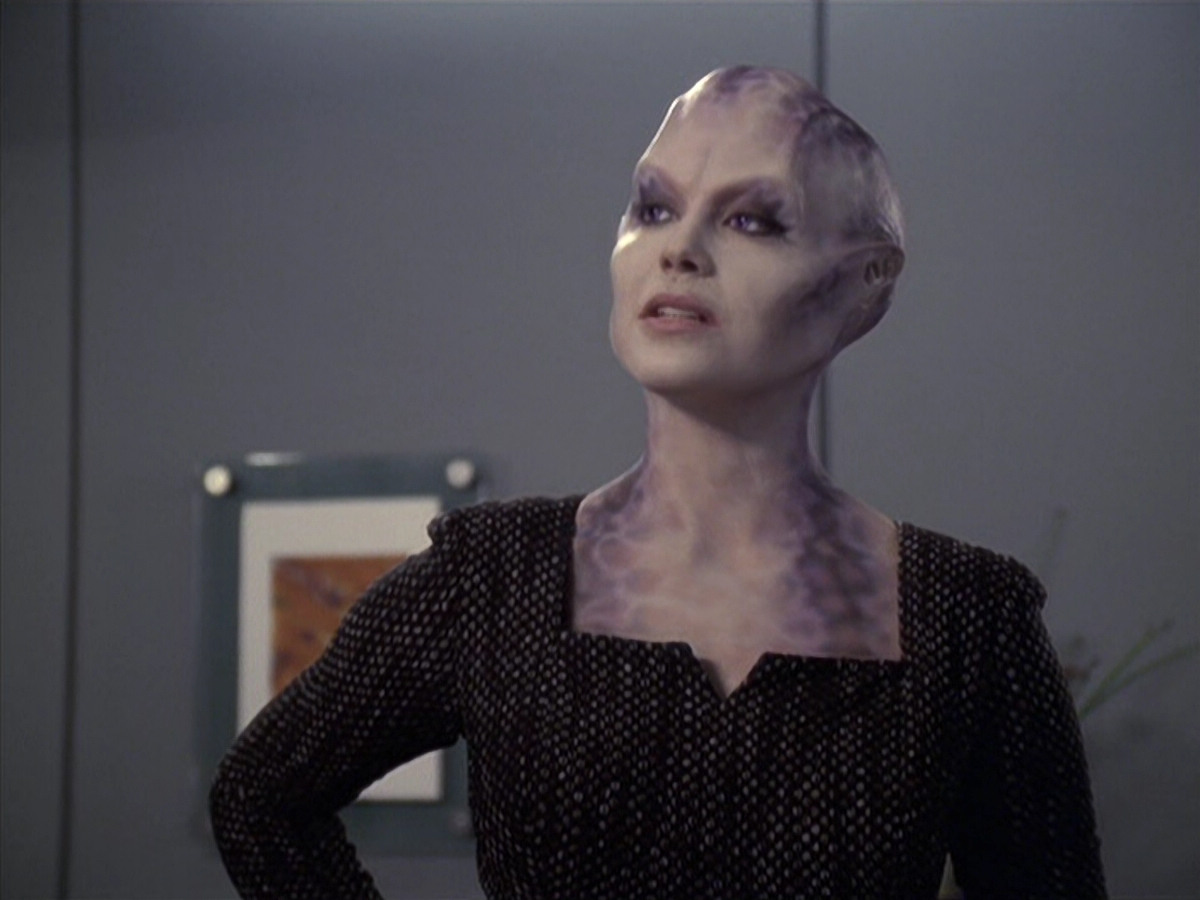 extant_StarTrek_VOY_6x18-AshesToAshes_01266.jpg