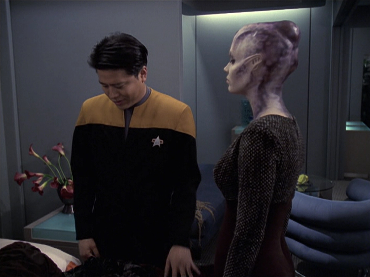 extant_StarTrek_VOY_6x18-AshesToAshes_01301.jpg
