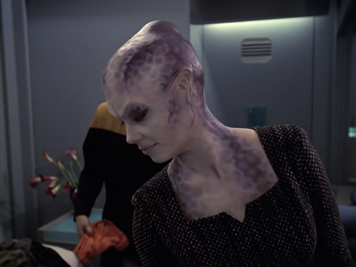 extant_StarTrek_VOY_6x18-AshesToAshes_01308.jpg