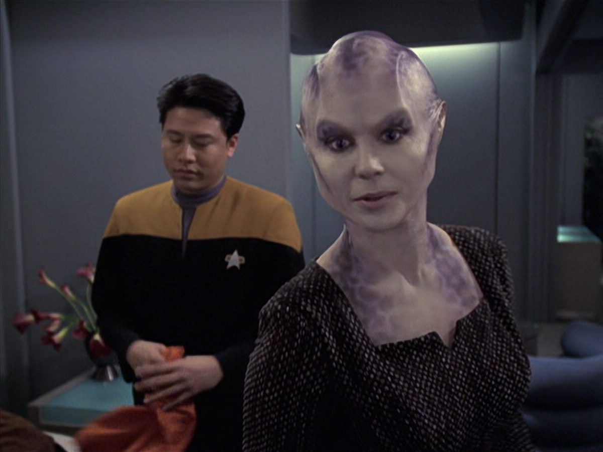 extant_StarTrek_VOY_6x18-AshesToAshes_01311.jpg