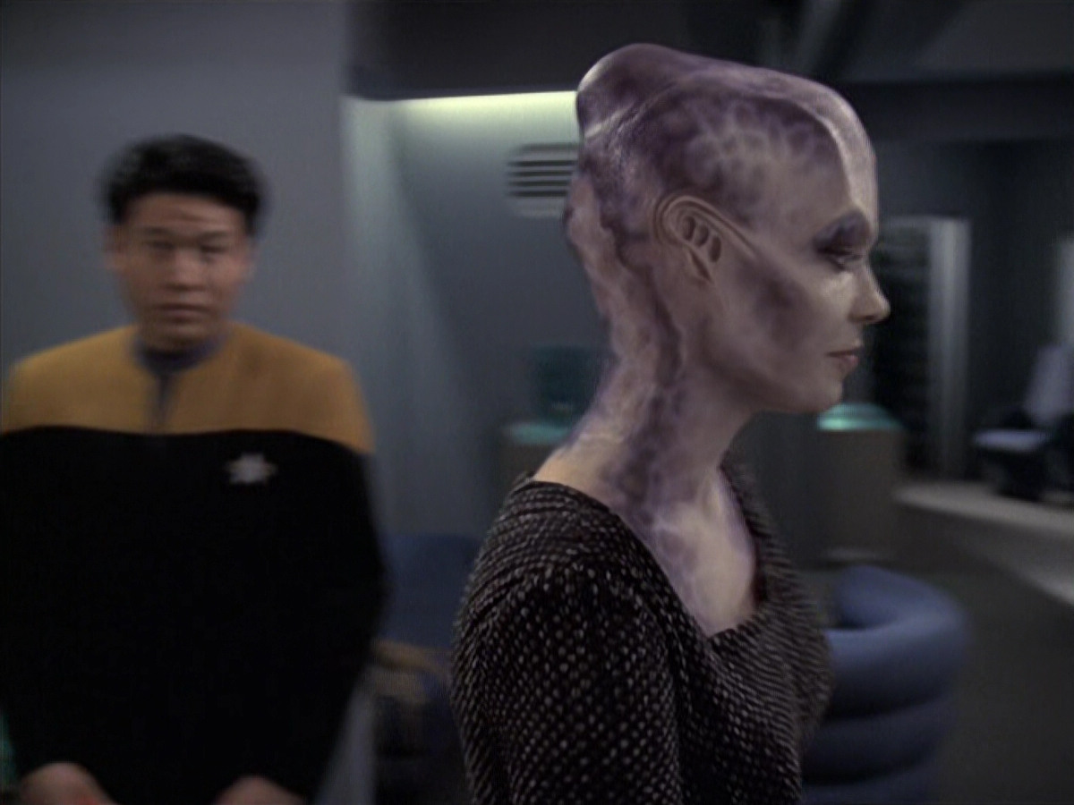 extant_StarTrek_VOY_6x18-AshesToAshes_01312.jpg