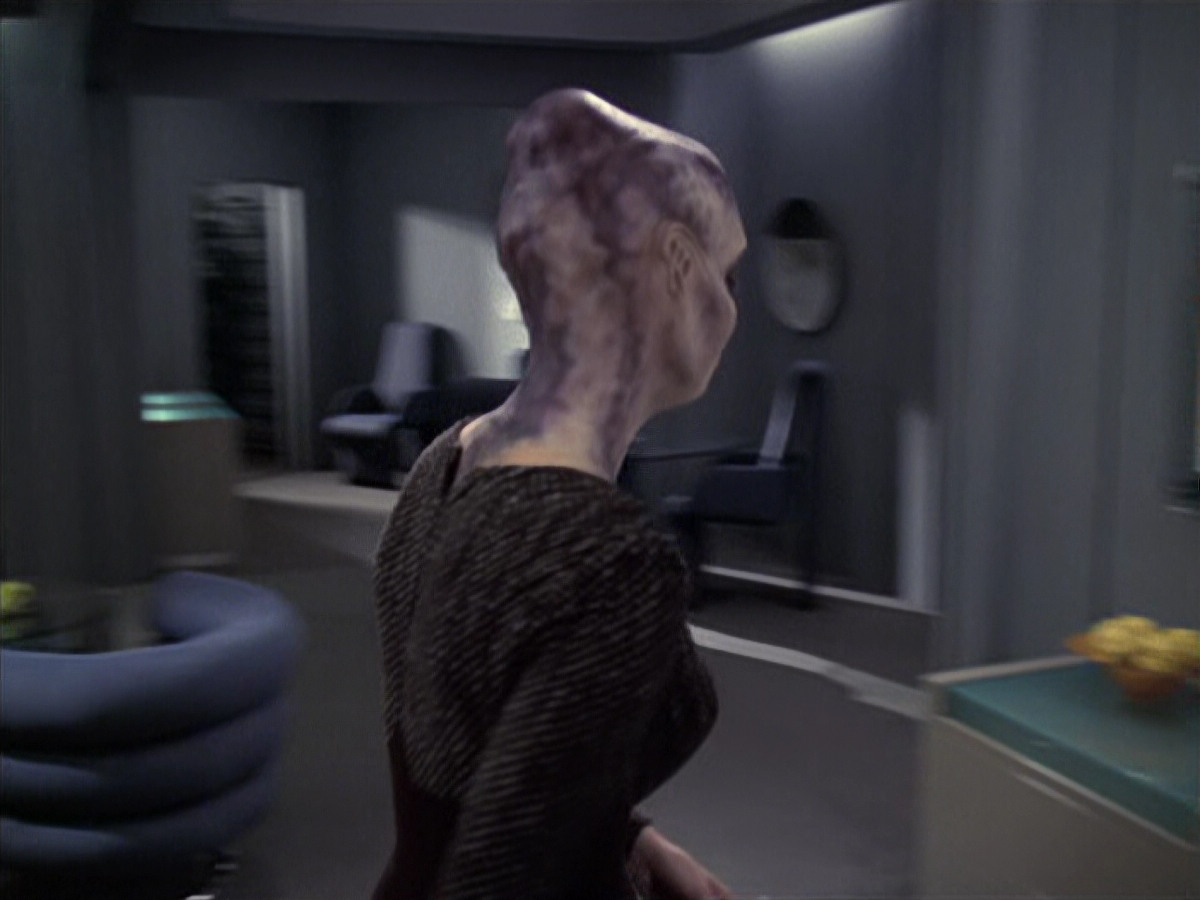 extant_StarTrek_VOY_6x18-AshesToAshes_01313.jpg