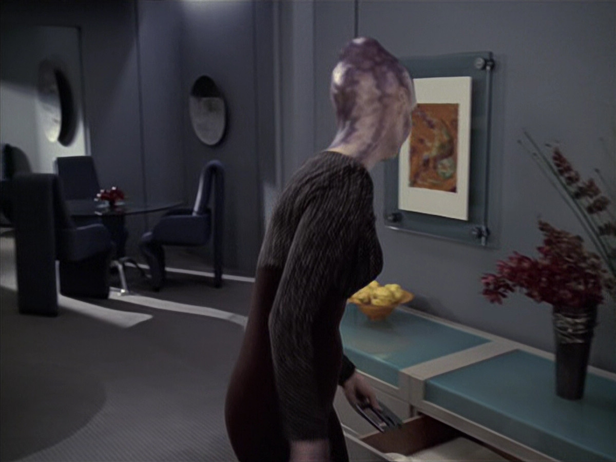 extant_StarTrek_VOY_6x18-AshesToAshes_01314.jpg