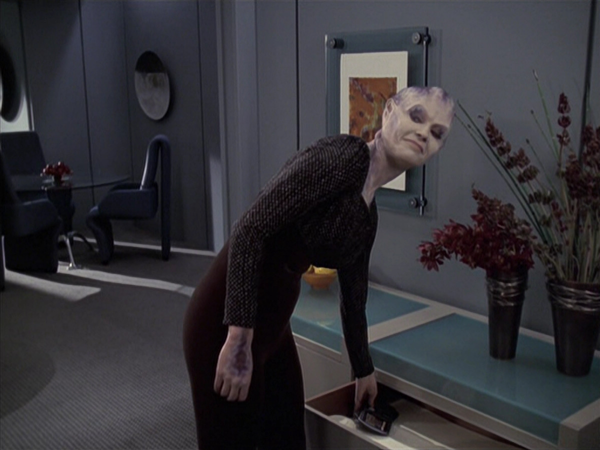 extant_StarTrek_VOY_6x18-AshesToAshes_01315.jpg