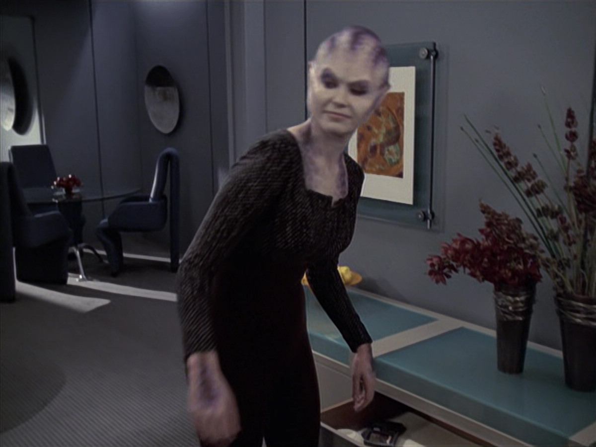 extant_StarTrek_VOY_6x18-AshesToAshes_01316.jpg