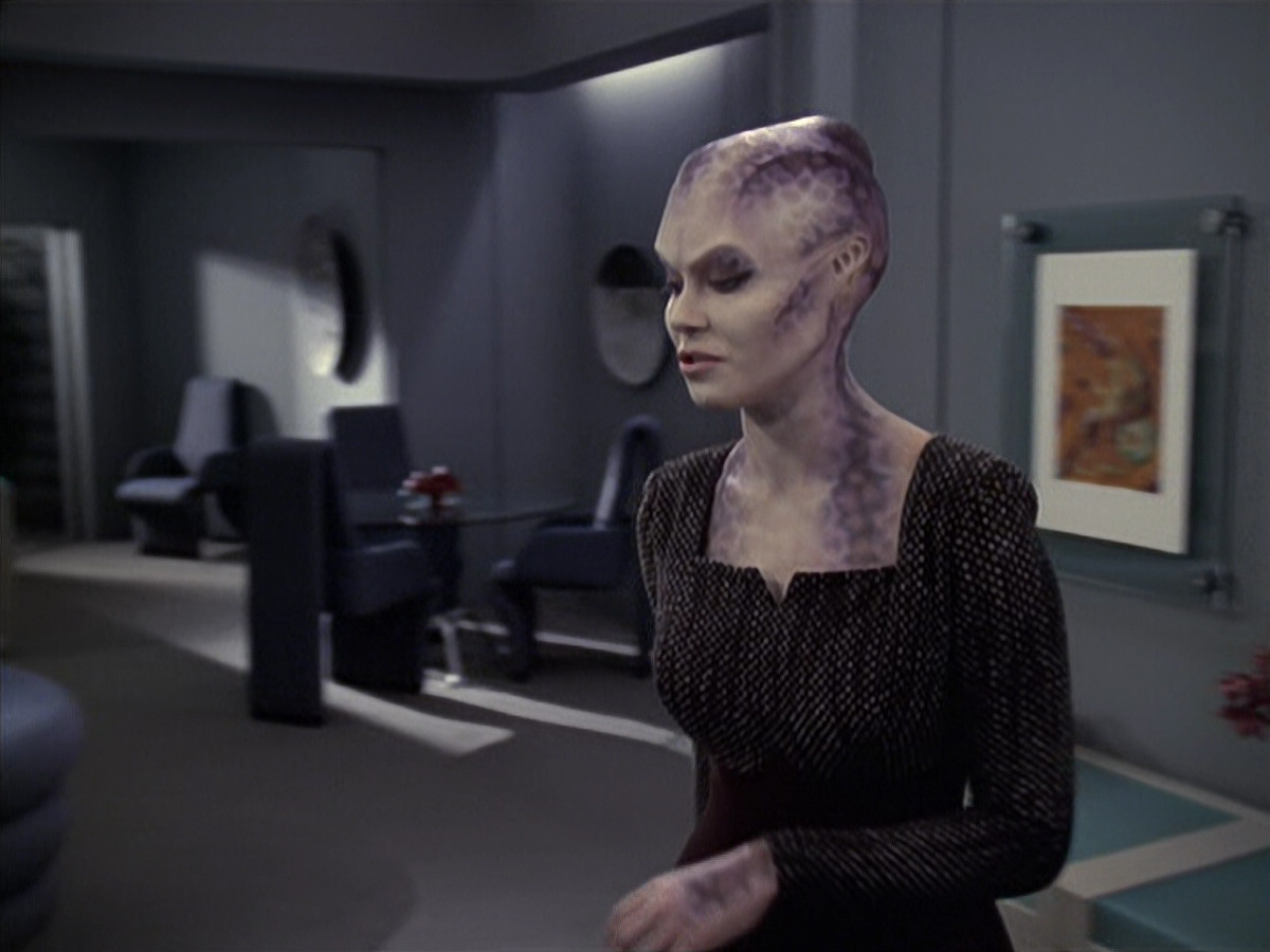 extant_StarTrek_VOY_6x18-AshesToAshes_01318.jpg