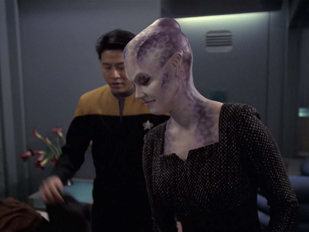 extant_StarTrek_VOY_6x18-AshesToAshes_01321.jpg