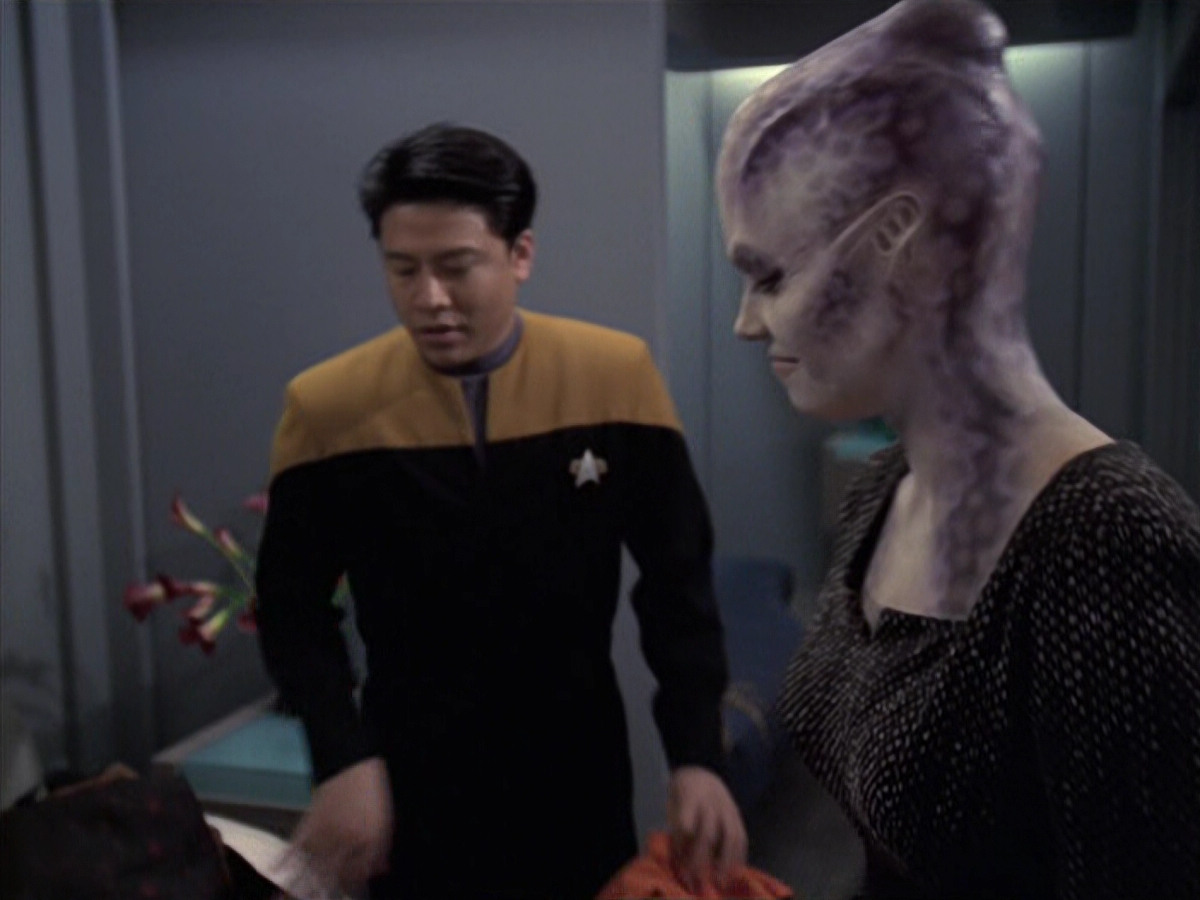 extant_StarTrek_VOY_6x18-AshesToAshes_01322.jpg
