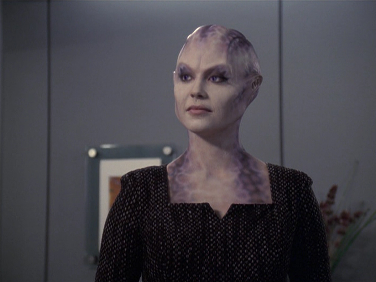 extant_StarTrek_VOY_6x18-AshesToAshes_01334.jpg
