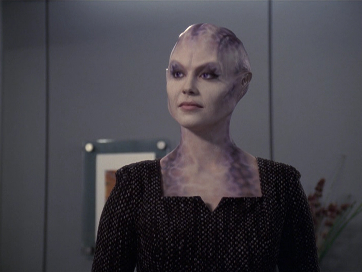 extant_StarTrek_VOY_6x18-AshesToAshes_01335.jpg