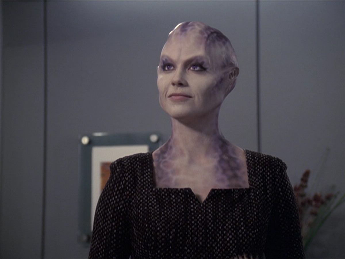 extant_StarTrek_VOY_6x18-AshesToAshes_01336.jpg