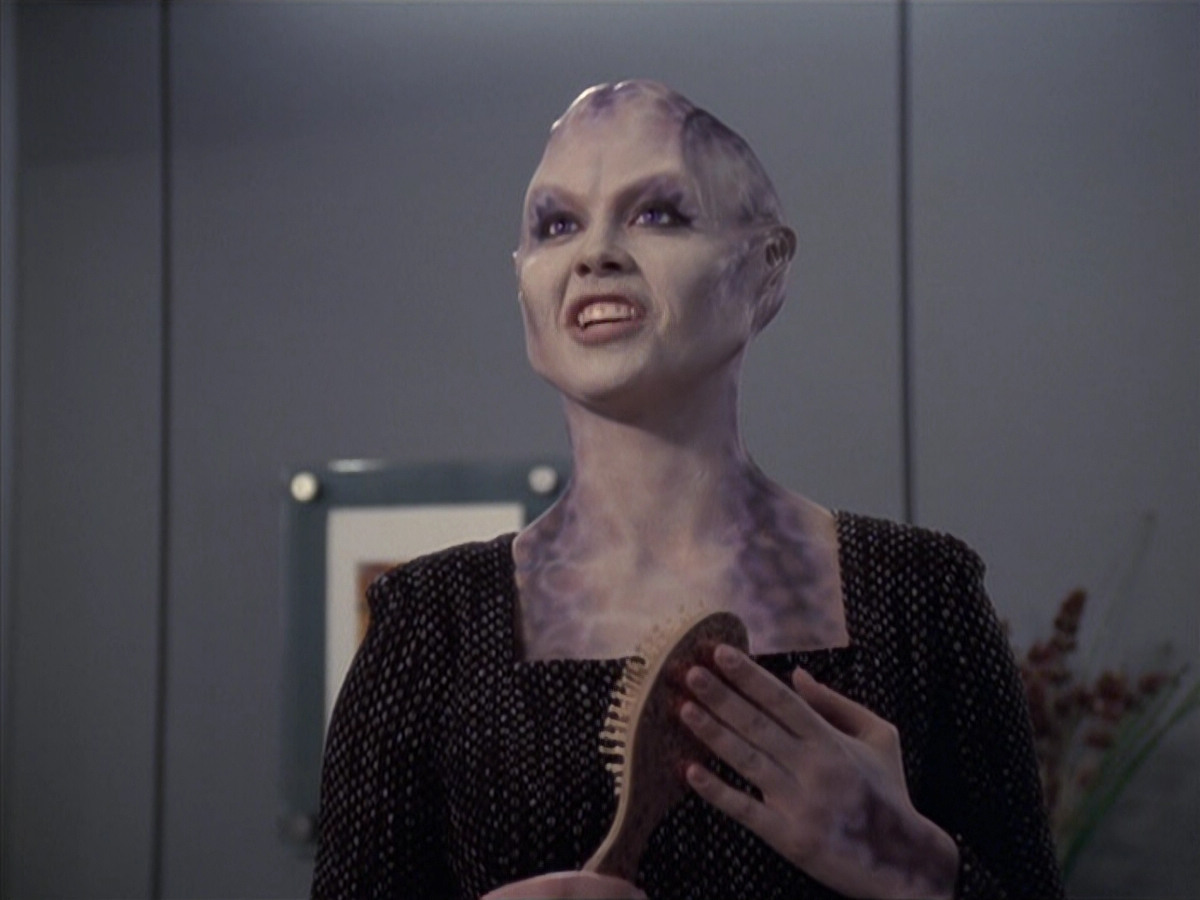 extant_StarTrek_VOY_6x18-AshesToAshes_01338.jpg