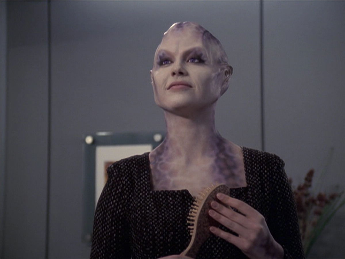 extant_StarTrek_VOY_6x18-AshesToAshes_01340.jpg