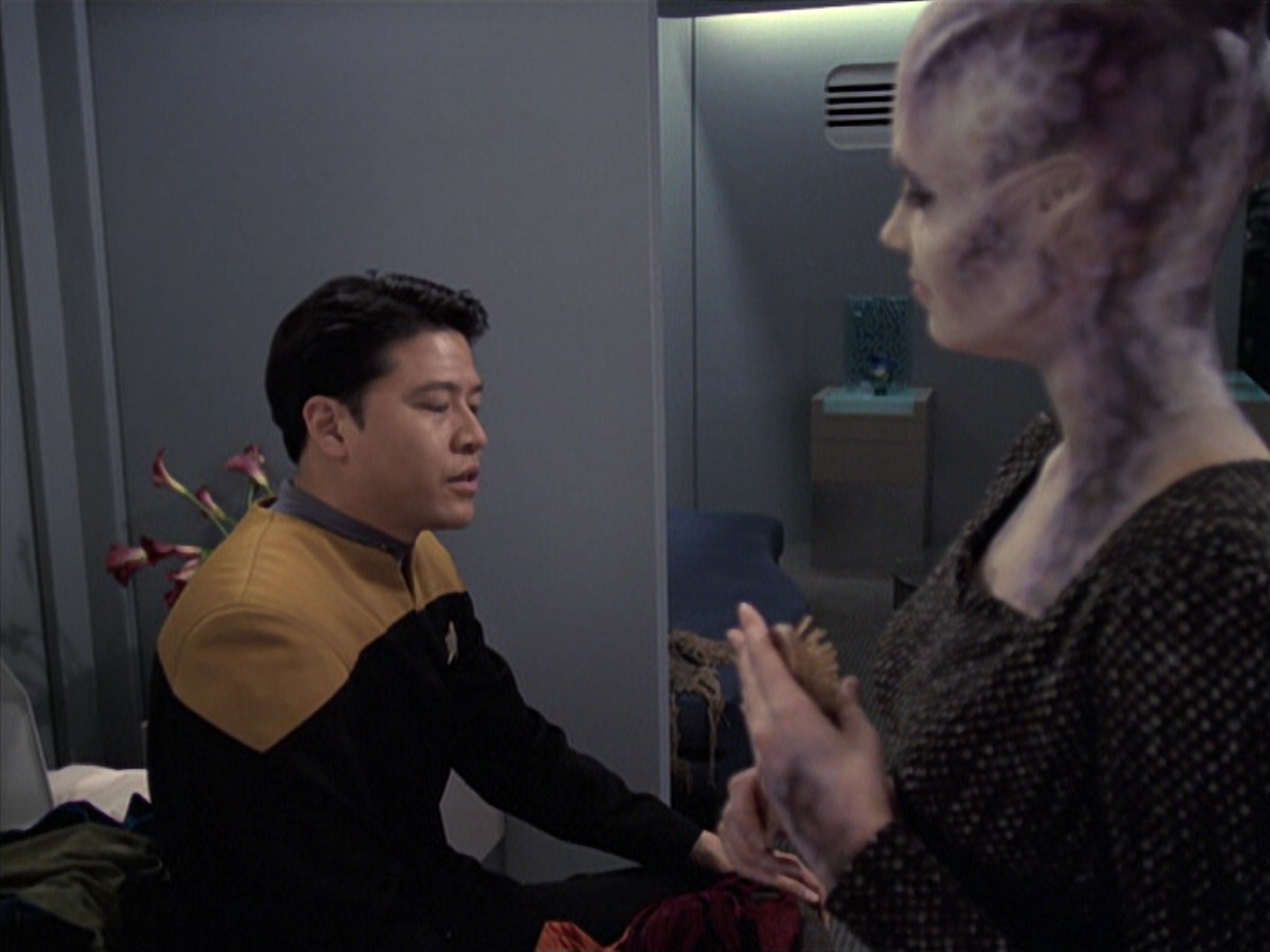 extant_StarTrek_VOY_6x18-AshesToAshes_01341.jpg