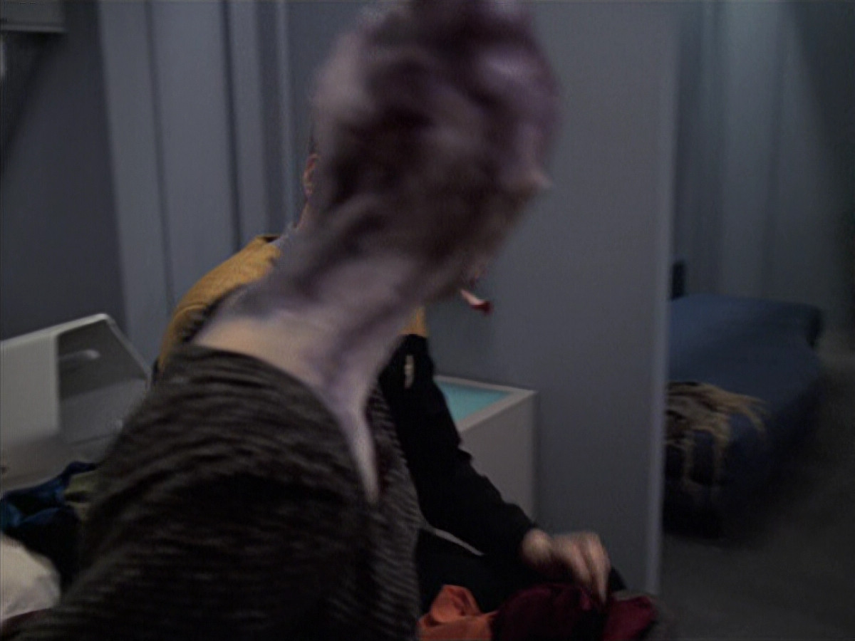 extant_StarTrek_VOY_6x18-AshesToAshes_01347.jpg
