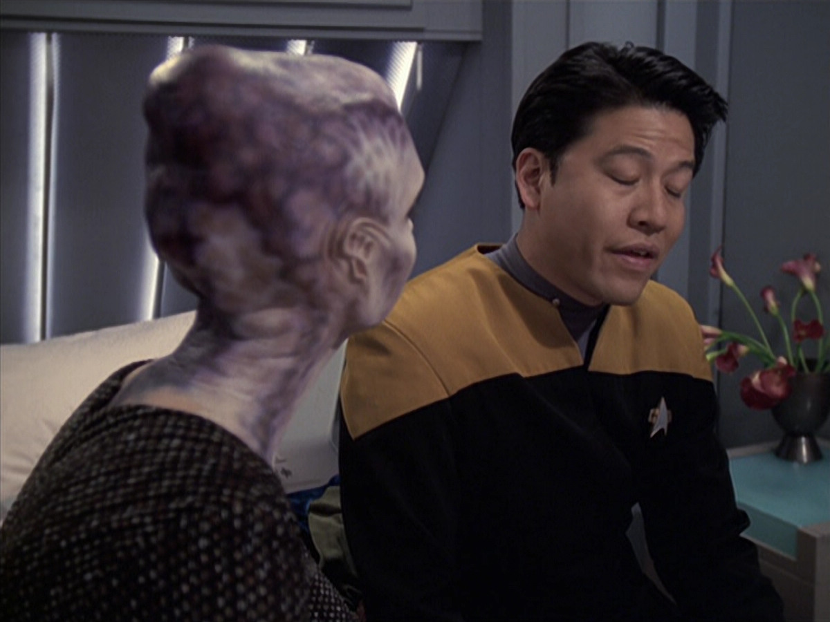 extant_StarTrek_VOY_6x18-AshesToAshes_01354.jpg