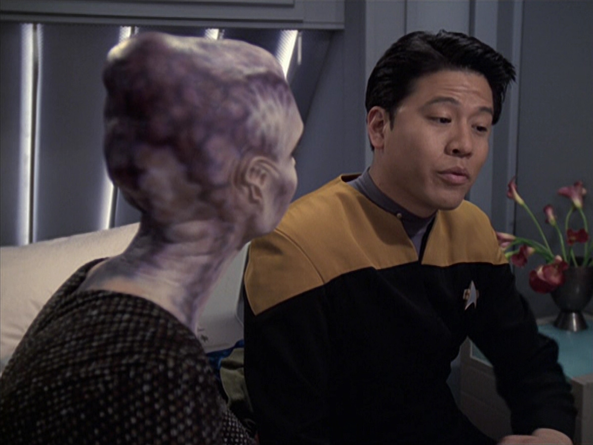 extant_StarTrek_VOY_6x18-AshesToAshes_01355.jpg