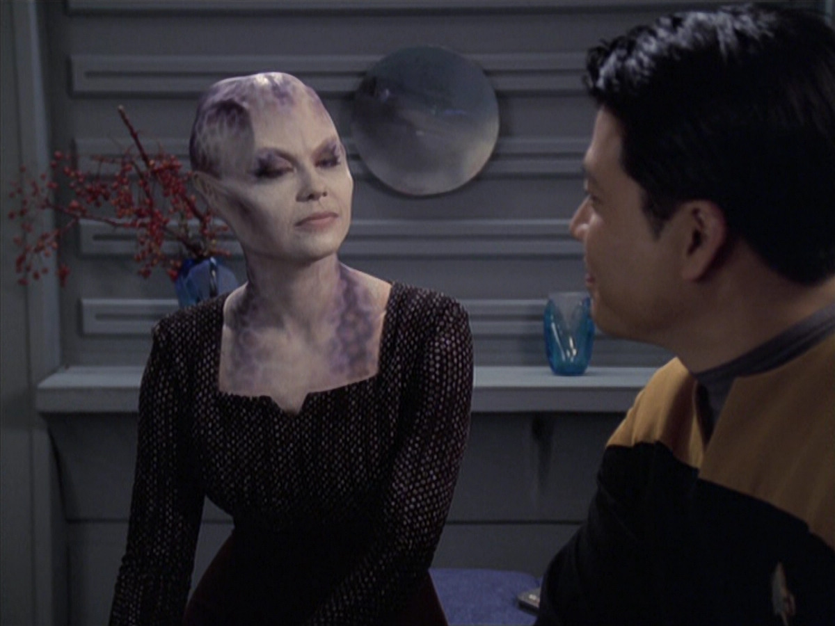 extant_StarTrek_VOY_6x18-AshesToAshes_01358.jpg