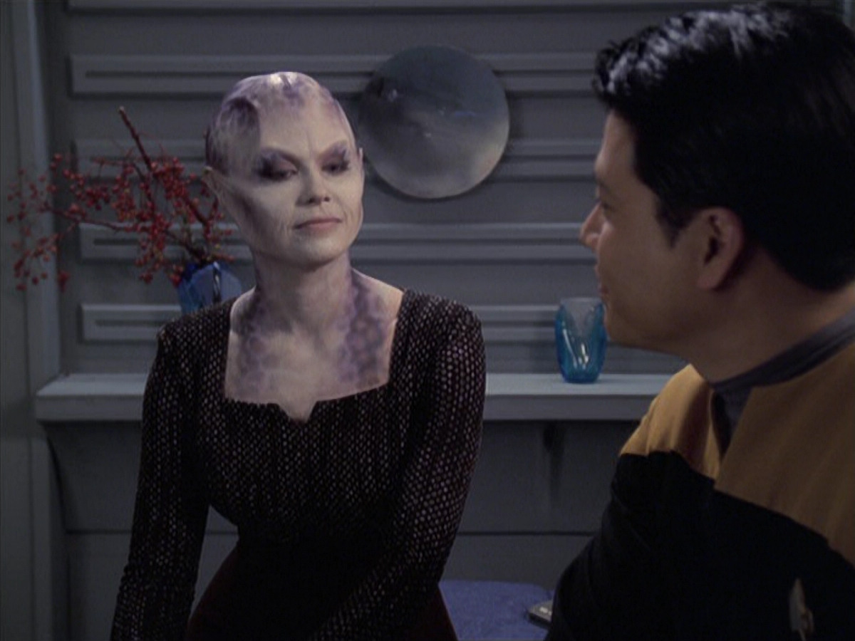 extant_StarTrek_VOY_6x18-AshesToAshes_01359.jpg