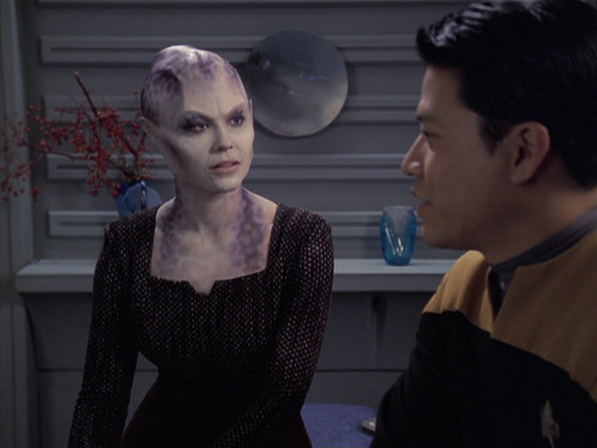 extant_StarTrek_VOY_6x18-AshesToAshes_01366.jpg