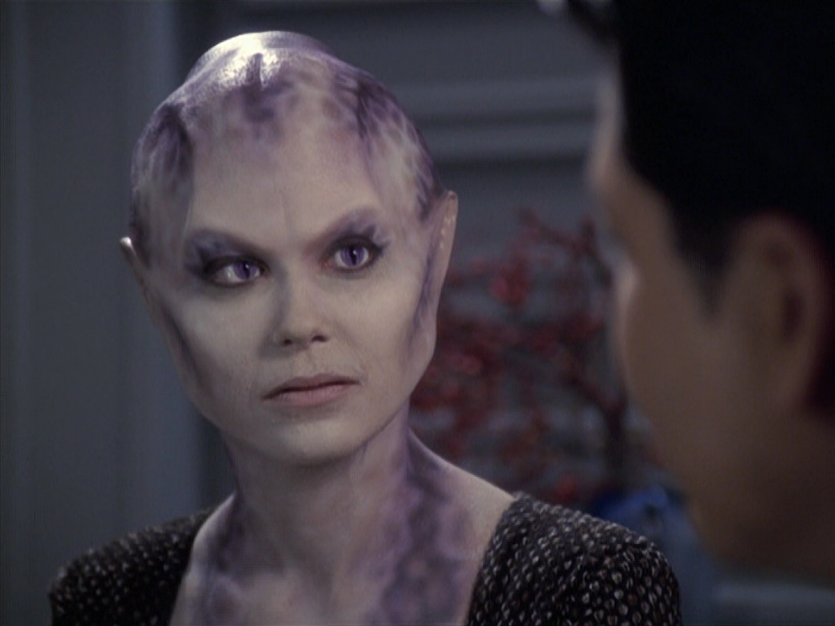 extant_StarTrek_VOY_6x18-AshesToAshes_01380.jpg