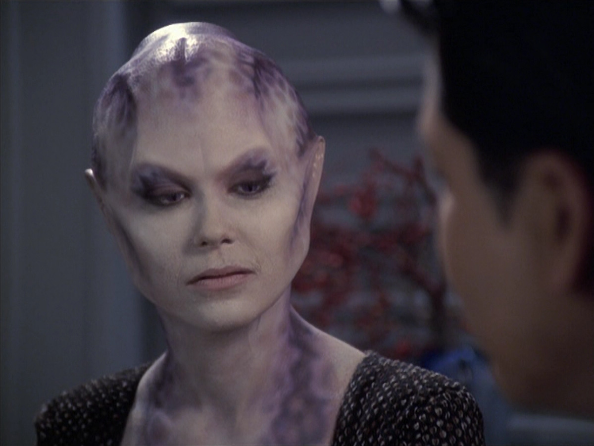 extant_StarTrek_VOY_6x18-AshesToAshes_01381.jpg