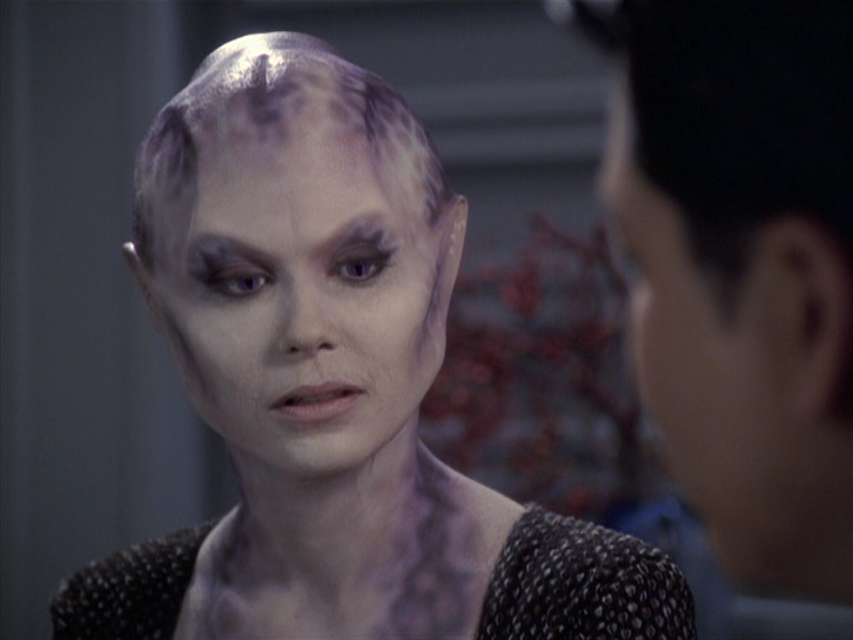 extant_StarTrek_VOY_6x18-AshesToAshes_01382.jpg