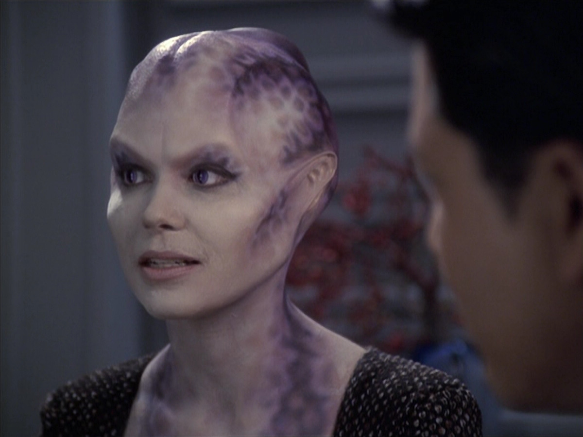 extant_StarTrek_VOY_6x18-AshesToAshes_01398.jpg
