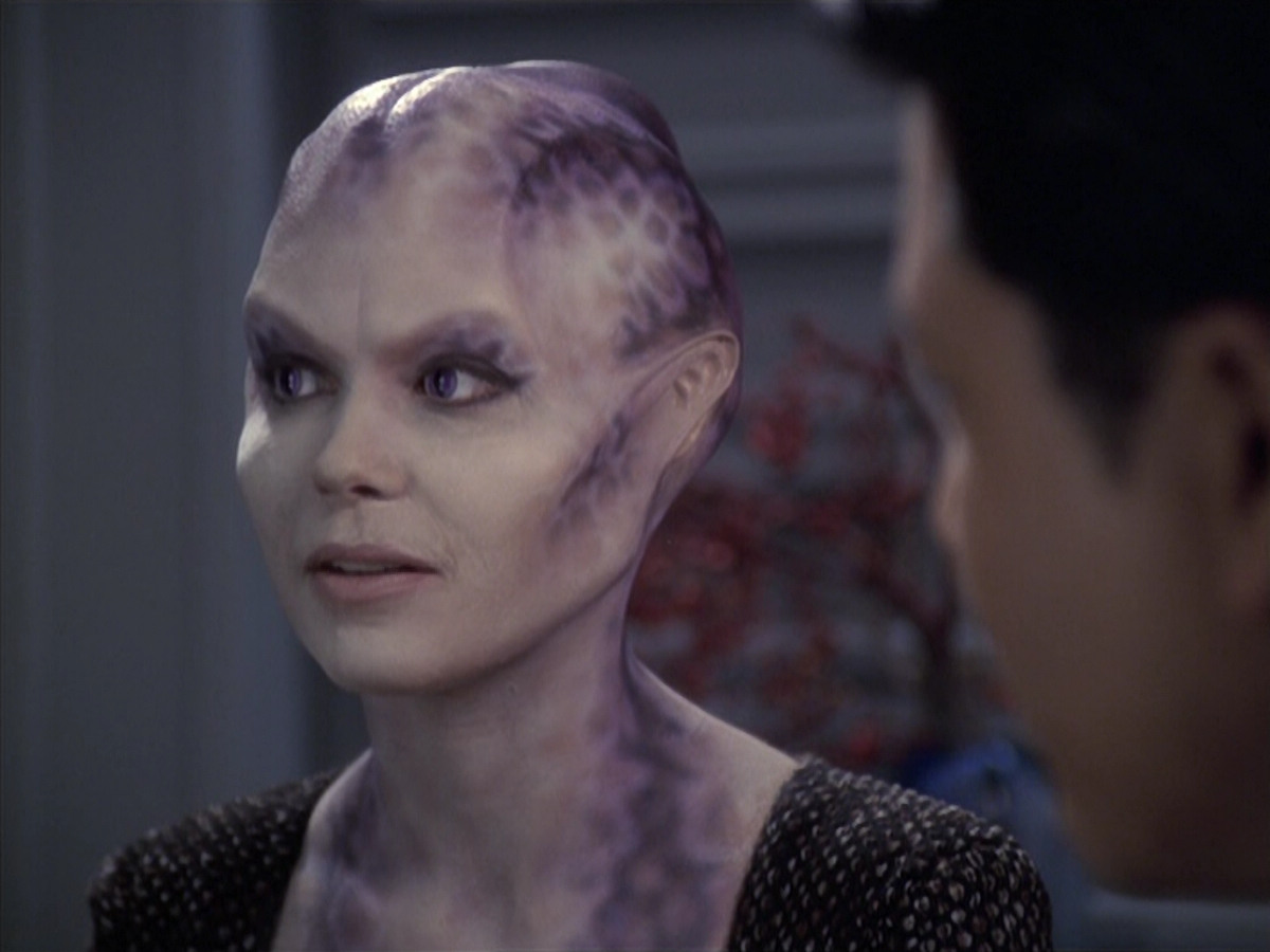 extant_StarTrek_VOY_6x18-AshesToAshes_01399.jpg