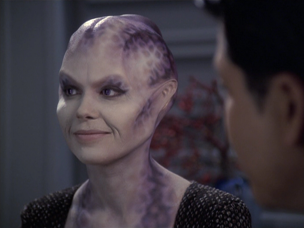 extant_StarTrek_VOY_6x18-AshesToAshes_01403.jpg