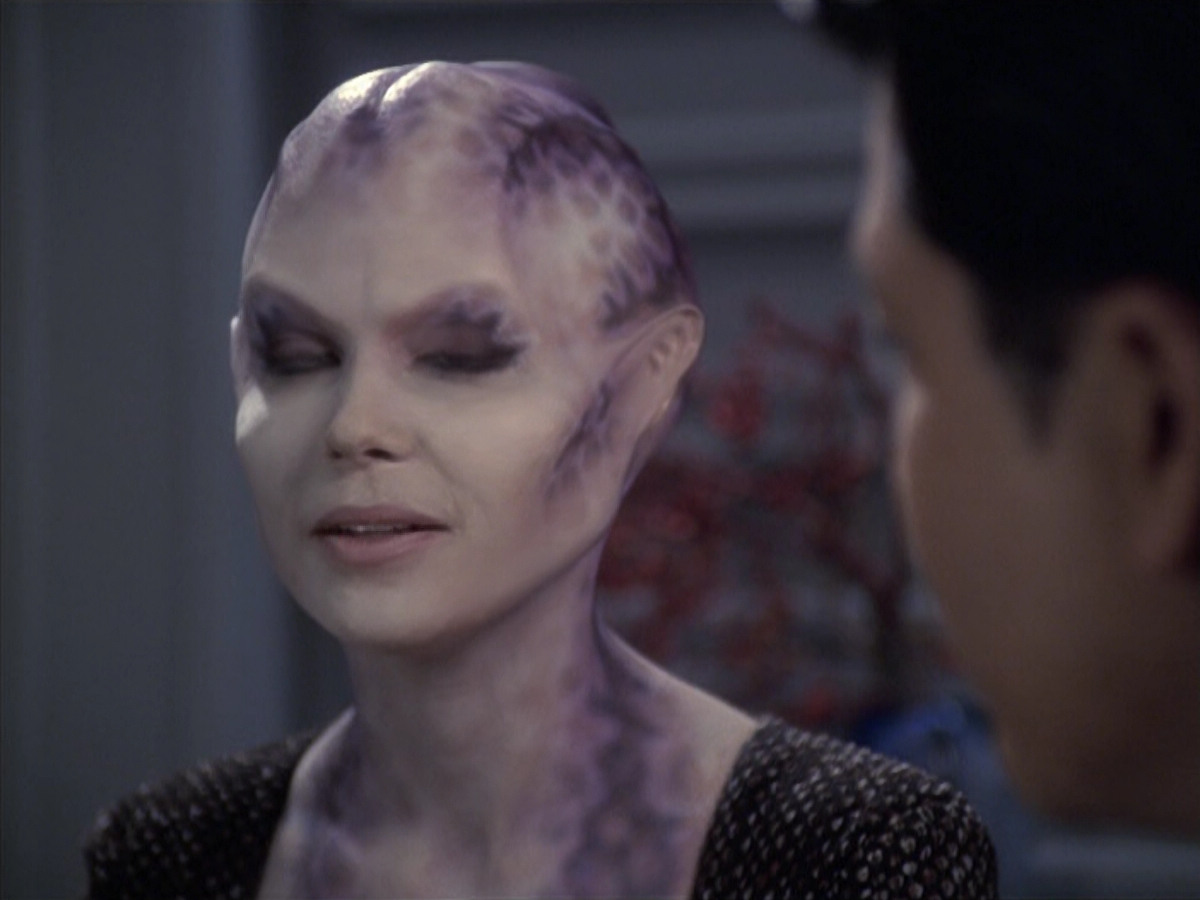 extant_StarTrek_VOY_6x18-AshesToAshes_01405.jpg