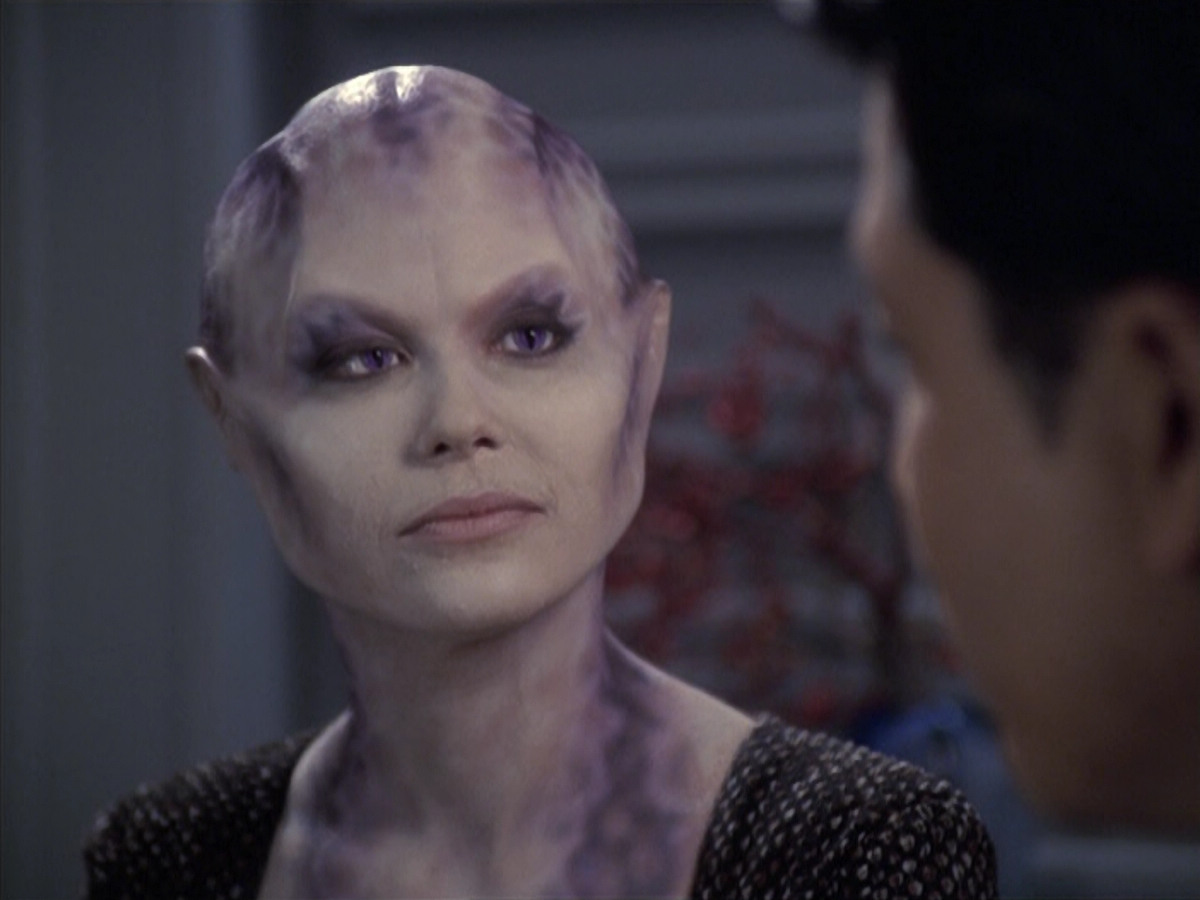 extant_StarTrek_VOY_6x18-AshesToAshes_01407.jpg