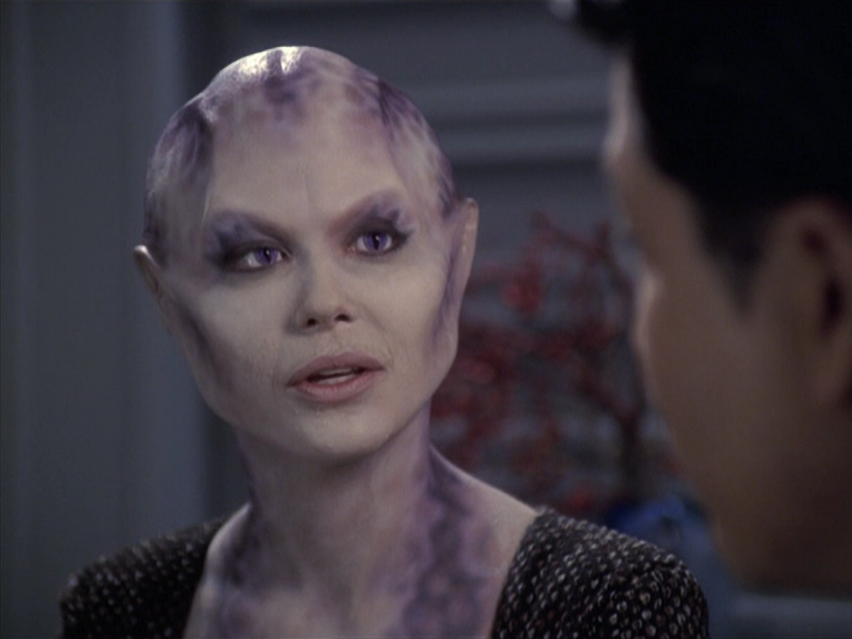extant_StarTrek_VOY_6x18-AshesToAshes_01408.jpg