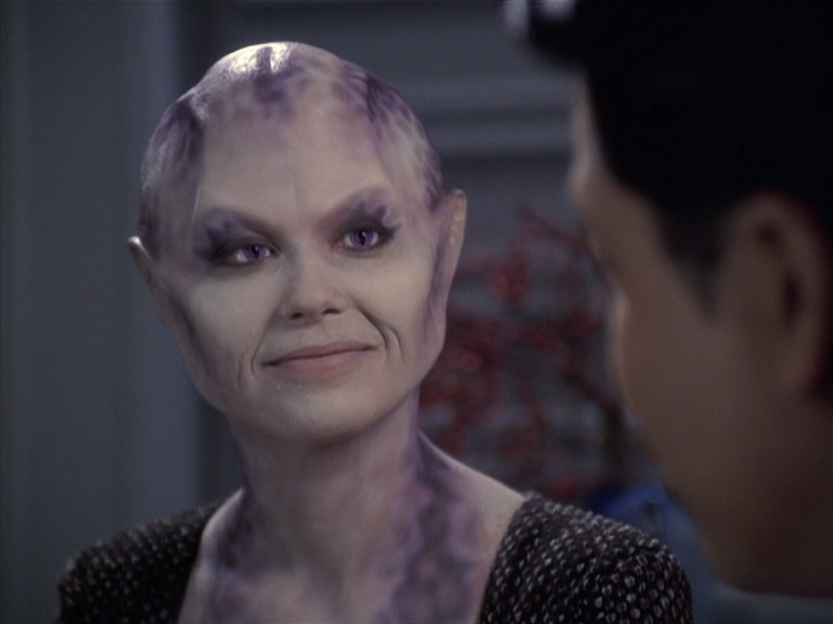 extant_StarTrek_VOY_6x18-AshesToAshes_01411.jpg