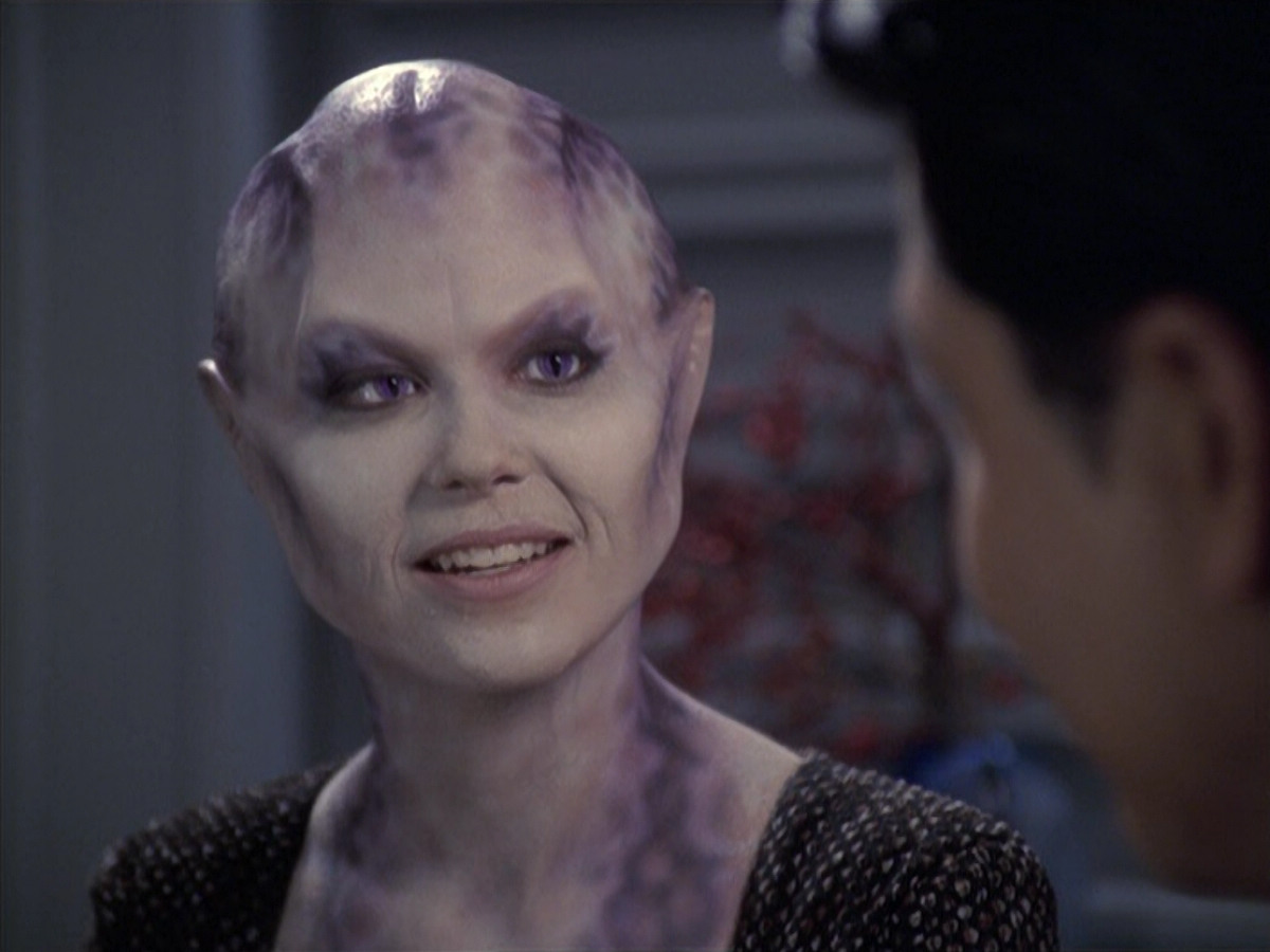 extant_StarTrek_VOY_6x18-AshesToAshes_01412.jpg