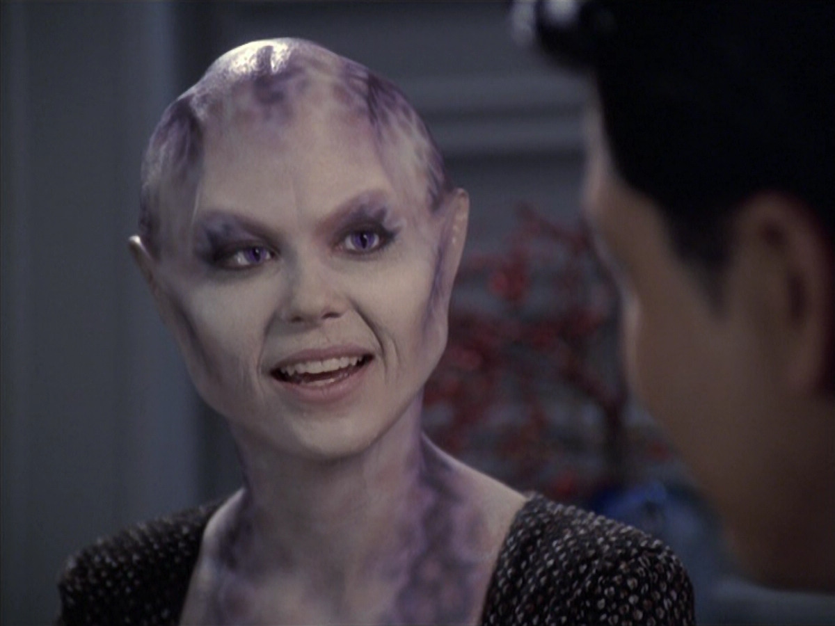 extant_StarTrek_VOY_6x18-AshesToAshes_01413.jpg