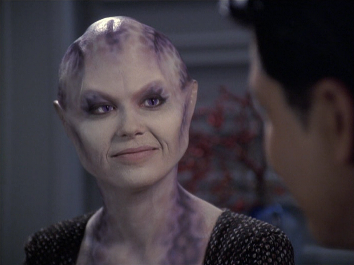 extant_StarTrek_VOY_6x18-AshesToAshes_01414.jpg
