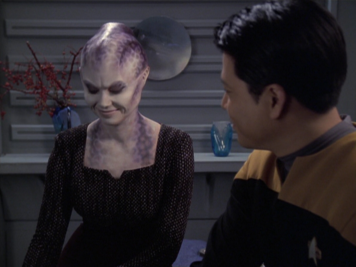 extant_StarTrek_VOY_6x18-AshesToAshes_01417.jpg
