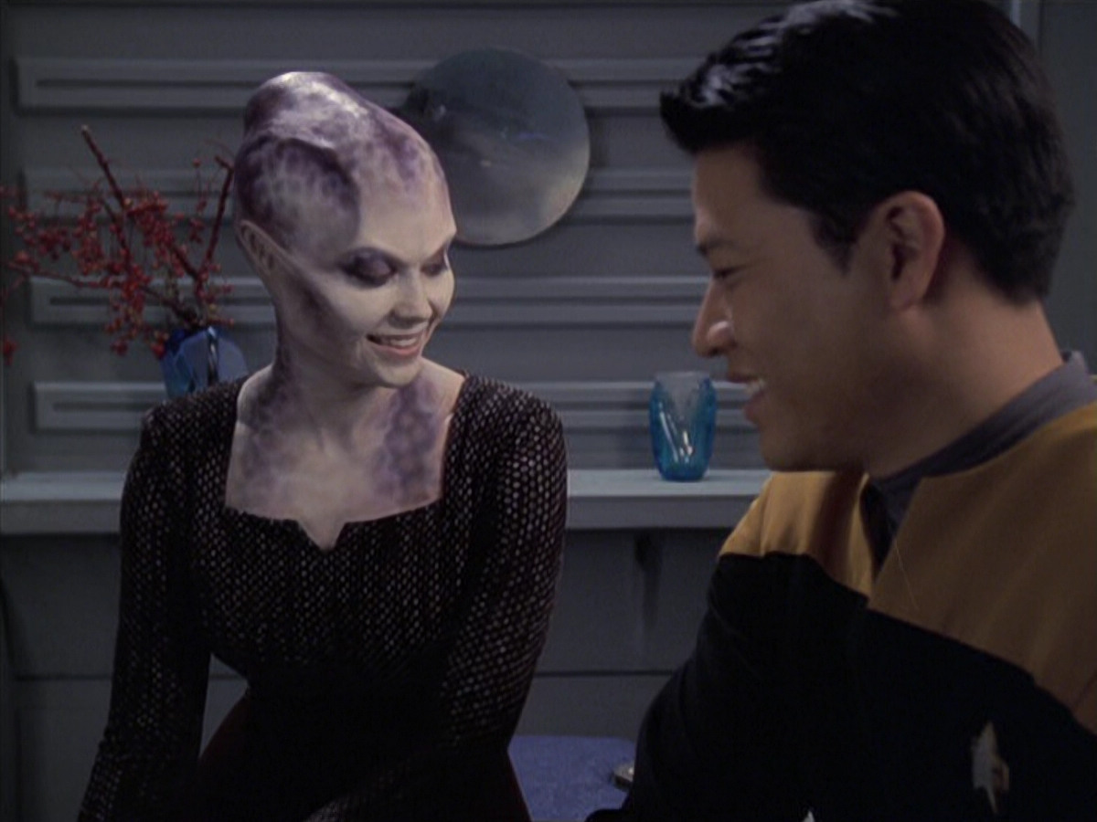 extant_StarTrek_VOY_6x18-AshesToAshes_01429.jpg