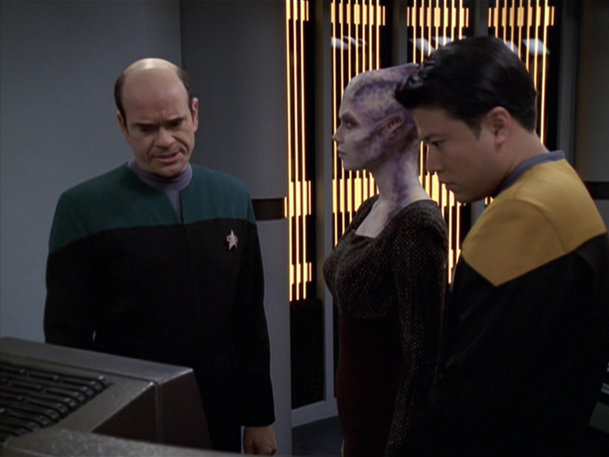 extant_StarTrek_VOY_6x18-AshesToAshes_01454.jpg