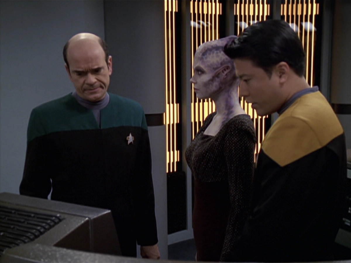 extant_StarTrek_VOY_6x18-AshesToAshes_01456.jpg