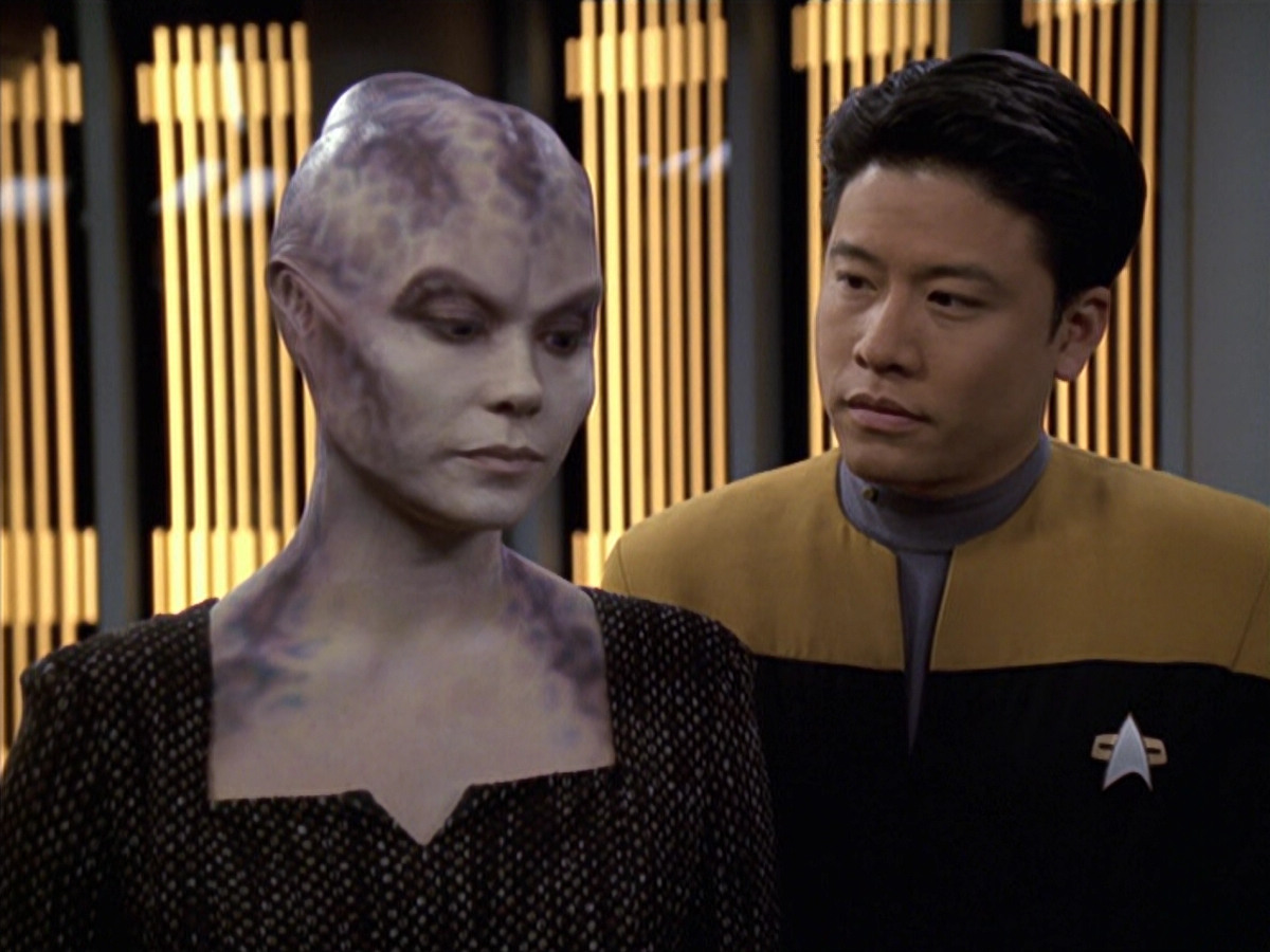 extant_StarTrek_VOY_6x18-AshesToAshes_01473.jpg