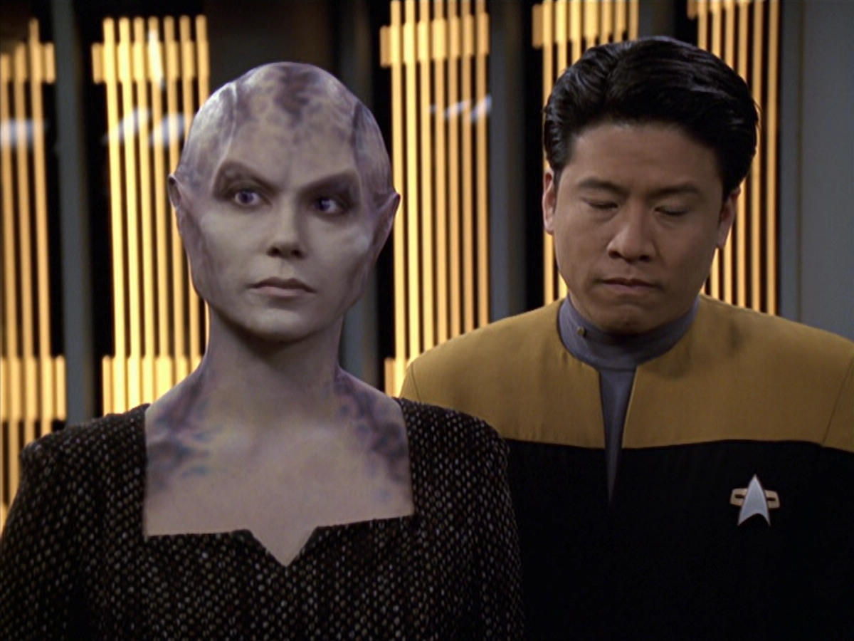 extant_StarTrek_VOY_6x18-AshesToAshes_01475.jpg